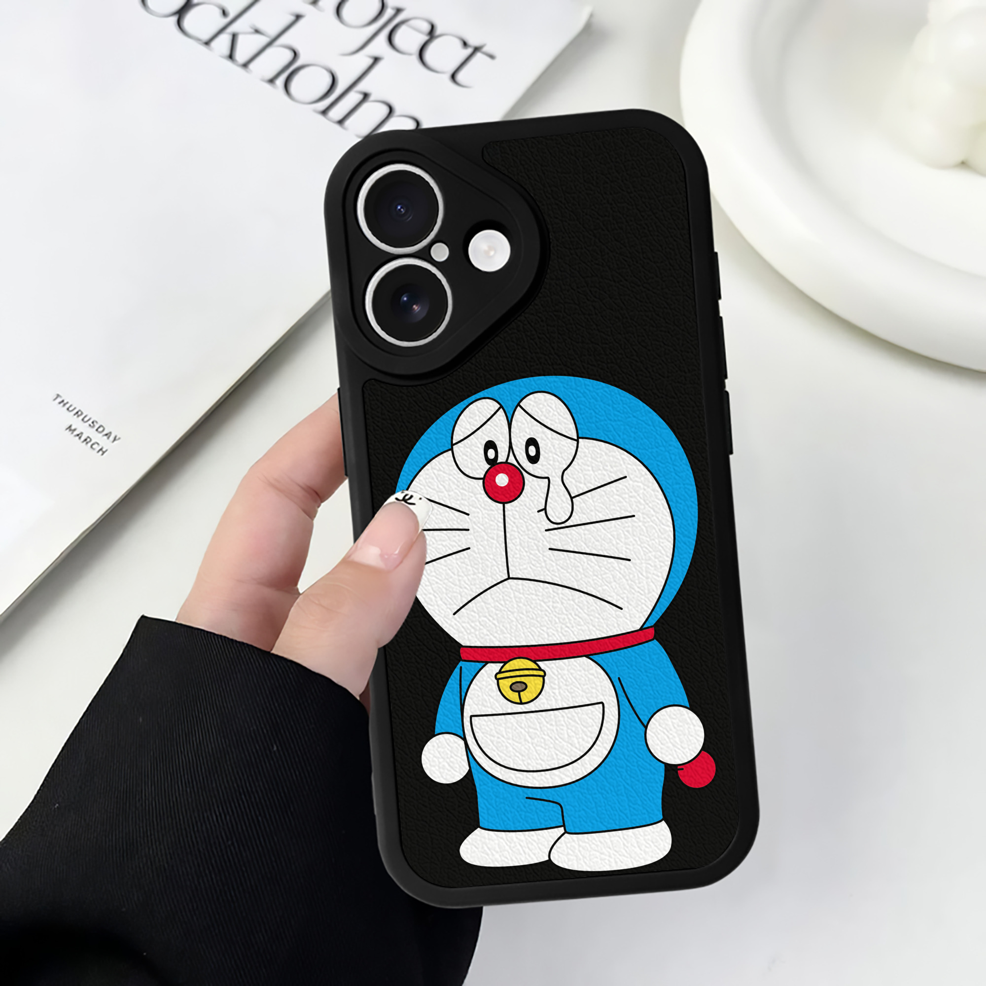 （画像用） ドラえもん Doraemon 【iPhone 16シリーズ対応】シリコンスマホケース（レザー調） 材質：シリコン